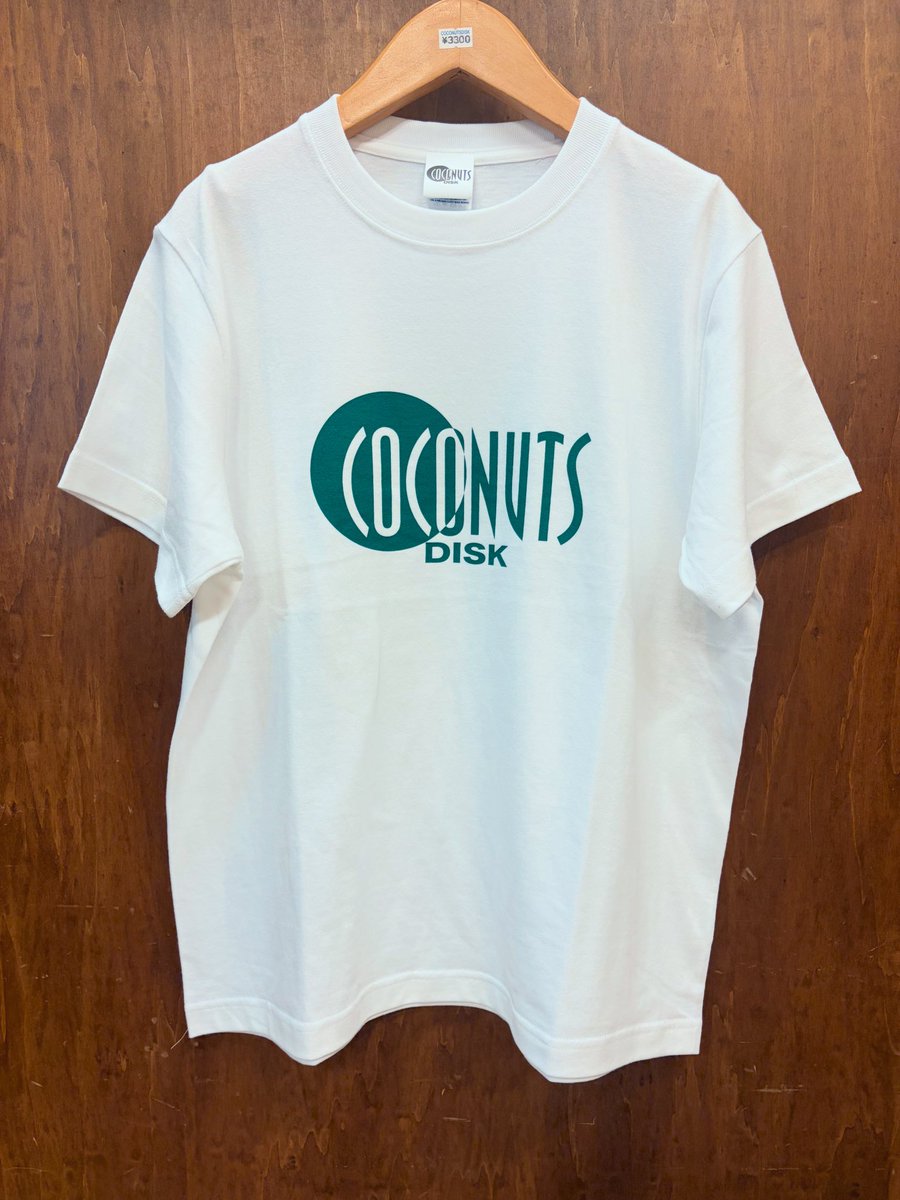 ccnd_kichijoji's tweet photo. ココナッツディスク'26 newデザインTeeできました🌴

80年代にショッパーなどで使用していたビンテージロゴをあしらったレトロな逸品です。ジャストサイズで80'sぽく着こなすのも良さそうです。

size S,M,L,XL  ¥3300 https://t.co/J1lyIQ7OQh