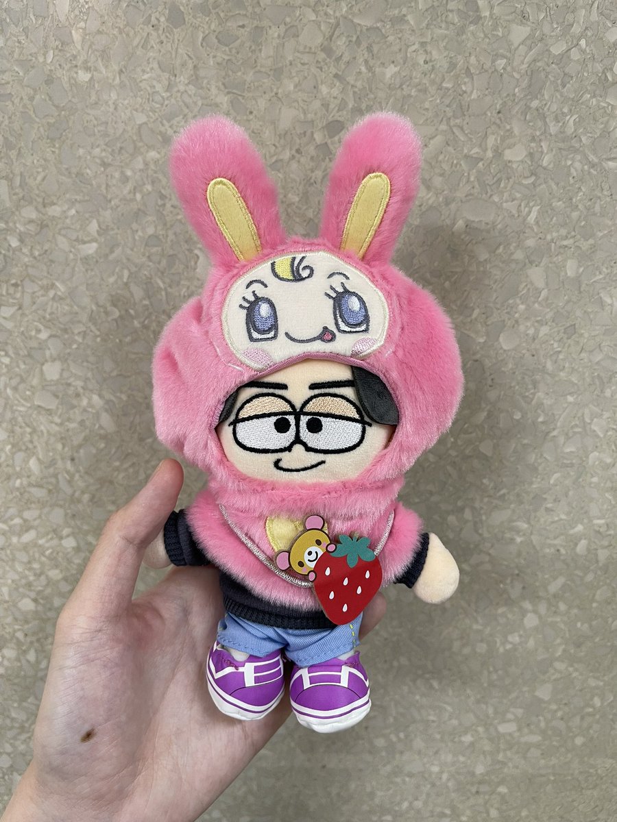 f_37k_'s tweet photo. ずっと買おうか悩んでたナルミヤのぬい服
ついに買ってきた🥹💜

メンカラで言えばデビリーちゃんなんだけど
売り切れてたのでベリエちゃんに🫶🏻
想像以上に可愛くて最高🥺🍓 https://t.co/vk226PgLyF