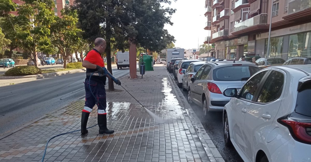 Distrito6M's tweet photo. El Ayuntamiento de @malaga, a través del servicio de @limpiezademalaga ha llevado a cabo nuevos trabajos de limpieza en diferentes puntos del distrito de #CruzdelHumilladero. https://t.co/7cu90KJNjb