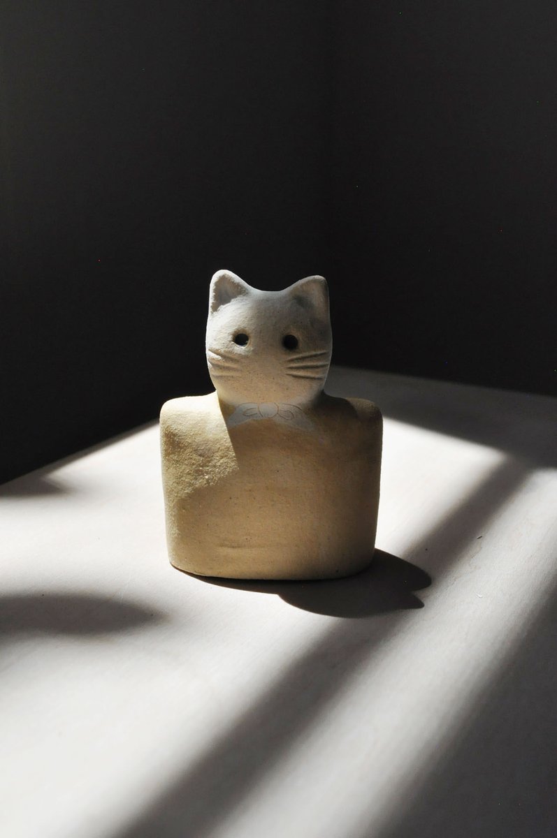 gururi_yanaka's tweet photo. Kanicco Ceramics
人間2名とうさぎ2匹のスタジオです。Kaniccoは他言語のうさぎという単語に由来する造語です。主に陶製の指人形を作っています。指人形は観察者として存在し、これまでに観察してきたものを身にまとっています。彼らの目に映る世界は、私たちの応答や視点を通して探求されます。 https://t.co/xBdi0zMiIN