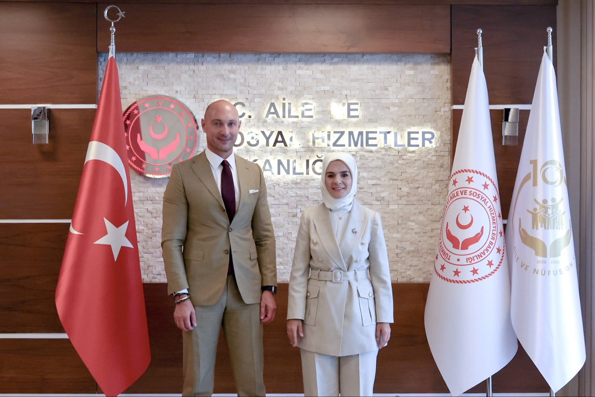 MahinurOzdemir's tweet photo. UNICEF Türkiye Temsilcisi Sn. Paolo Marchi ile Bakanlığımızda bir araya geldik.

Çocuklarımızın üstün yararını gözeten sosyal politikalarımız başta olmak üzere, ortak çalışma alanlarımıza dair konu başlıklarını değerlendirdik.

Evlatlarımızın güvenli ve sağlıklı bir iklimde büyümesi için koruyucu ve önleyici destek mekanizmalarımızı güçlendirmeyi; küresel iş birlikleriyle hem dijital hem de fiziki dünyada çocuk dostu bir ekosistem inşa etmeyi sürdüreceğiz.