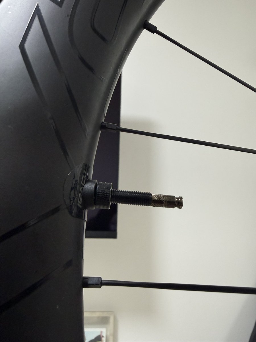shidax812's tweet photo. SCHWALBE* CLIK VALVE
Conversion Kit だいぶ遅れて交換してみた。これは良い🙆 https://t.co/lPng3n6crg