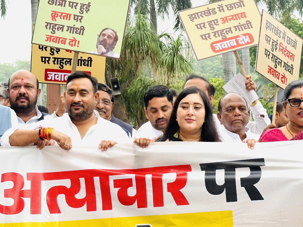 BansuriSwaraj's tweet photo. आज NDA के साथी सांसदों के साथ सदन के बाहर प्रदर्शन कर इस बर्बर कार्रवाई के खिलाफ आवाज़ बुलंद की और कांग्रेस-झामुमो सरकार से जवाबदेही की मांग की।

मानसून सत्र में नेता प्रतिपक्ष श्री राहुल गांधी और विपक्ष का रवैया बेहद दुर्भाग्यपूर्ण और लोकतांत्रिक मर्यादाओं के विपरीत है।झारखंड में छात्रों पर रात के अंधेरे में किया गया बर्बर लाठीचार्ज लोकतंत्र और युवाओं की आवाज़, दोनों का अपमान है।एक ओर श्री राहुल गांधी सदन में चर्चा से बच रहे हैं, दूसरी ओर झारखंड के छात्रों पर हुई कार्रवाई पर मौन हैं।

क्या झारखंड के छात्र देश के छात्र नहीं हैं? मैं विपक्ष से पूछना चाहती हूँ सरकार का रंग देखकर इनके सिद्धांत कैसे बदल जाते हैं?

#राहुल_भागना_नहीं 
#RahulFaceTheDebate 

@BJP4India @BJP4Delhi