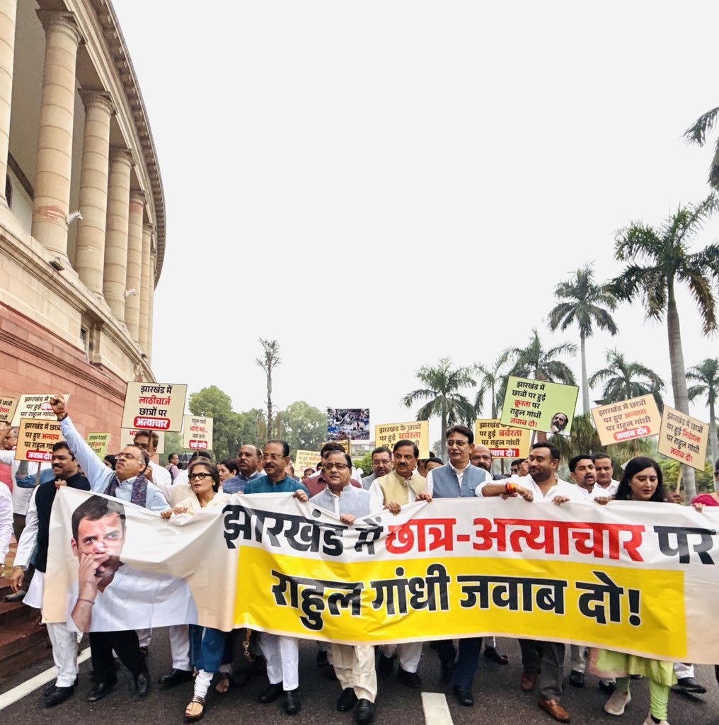 BansuriSwaraj's tweet photo. आज NDA के साथी सांसदों के साथ सदन के बाहर प्रदर्शन कर इस बर्बर कार्रवाई के खिलाफ आवाज़ बुलंद की और कांग्रेस-झामुमो सरकार से जवाबदेही की मांग की।

मानसून सत्र में नेता प्रतिपक्ष श्री राहुल गांधी और विपक्ष का रवैया बेहद दुर्भाग्यपूर्ण और लोकतांत्रिक मर्यादाओं के विपरीत है।झारखंड में छात्रों पर रात के अंधेरे में किया गया बर्बर लाठीचार्ज लोकतंत्र और युवाओं की आवाज़, दोनों का अपमान है।एक ओर श्री राहुल गांधी सदन में चर्चा से बच रहे हैं, दूसरी ओर झारखंड के छात्रों पर हुई कार्रवाई पर मौन हैं।

क्या झारखंड के छात्र देश के छात्र नहीं हैं? मैं विपक्ष से पूछना चाहती हूँ सरकार का रंग देखकर इनके सिद्धांत कैसे बदल जाते हैं?

#राहुल_भागना_नहीं 
#RahulFaceTheDebate 

@BJP4India @BJP4Delhi