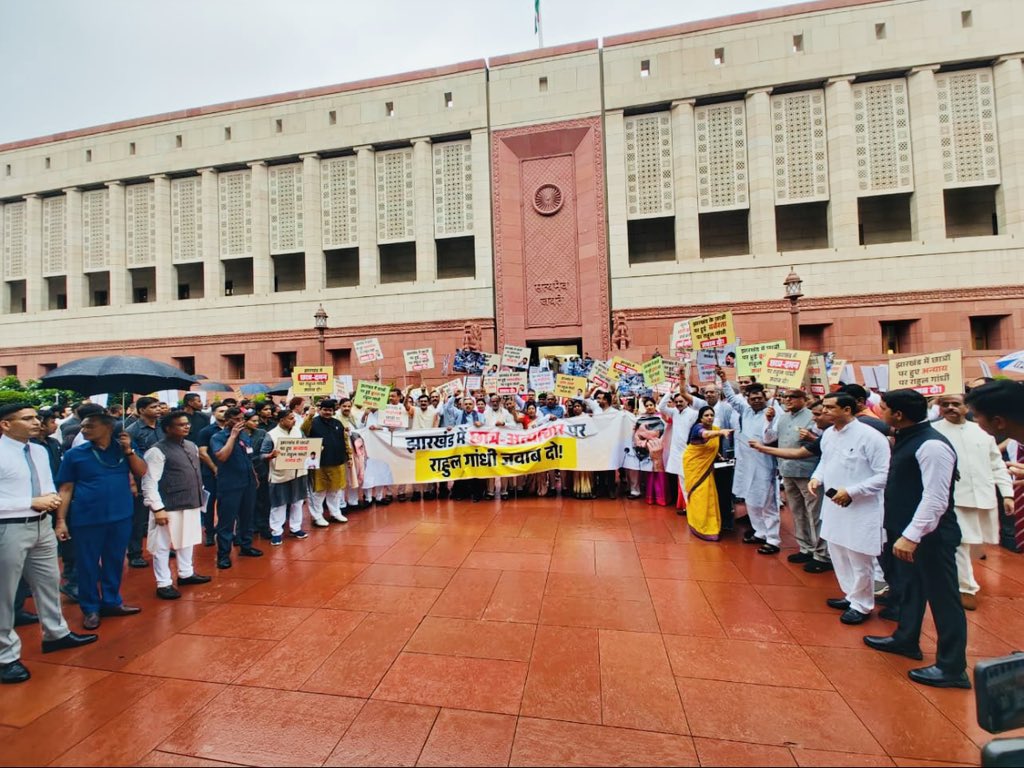 BansuriSwaraj's tweet photo. आज NDA के साथी सांसदों के साथ सदन के बाहर प्रदर्शन कर इस बर्बर कार्रवाई के खिलाफ आवाज़ बुलंद की और कांग्रेस-झामुमो सरकार से जवाबदेही की मांग की।

मानसून सत्र में नेता प्रतिपक्ष श्री राहुल गांधी और विपक्ष का रवैया बेहद दुर्भाग्यपूर्ण और लोकतांत्रिक मर्यादाओं के विपरीत है।झारखंड में छात्रों पर रात के अंधेरे में किया गया बर्बर लाठीचार्ज लोकतंत्र और युवाओं की आवाज़, दोनों का अपमान है।एक ओर श्री राहुल गांधी सदन में चर्चा से बच रहे हैं, दूसरी ओर झारखंड के छात्रों पर हुई कार्रवाई पर मौन हैं।

क्या झारखंड के छात्र देश के छात्र नहीं हैं? मैं विपक्ष से पूछना चाहती हूँ सरकार का रंग देखकर इनके सिद्धांत कैसे बदल जाते हैं?

#राहुल_भागना_नहीं 
#RahulFaceTheDebate 

@BJP4India @BJP4Delhi