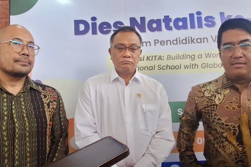 budimandjatmiko's tweet photo. @prabowo Di antaranya @univ_indonesia menyiapkan #SDMBisnisTeknologi dgn menjalin kerjasama dgn salah 1 universitas terbaik China, Institut Teknologi Harbin, anggota C9  (9 universitas terbaik China selain Tsinghua, Peking, Zhejiang, USTC dll) https://t.co/RfxglspgIy https://t.co/0YsIIaFRXn