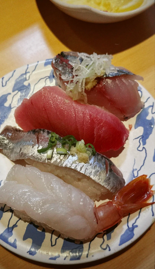 lilypurin's tweet photo. 新潟のお寿司、これは食べすぎ注意だね
ネタが新鮮だと何皿でもいけそう
今日はトレーニングのことは一旦忘れて楽しみます
美味しいもの食べるのも大事だよね https://t.co/bMC4lLhE8F
