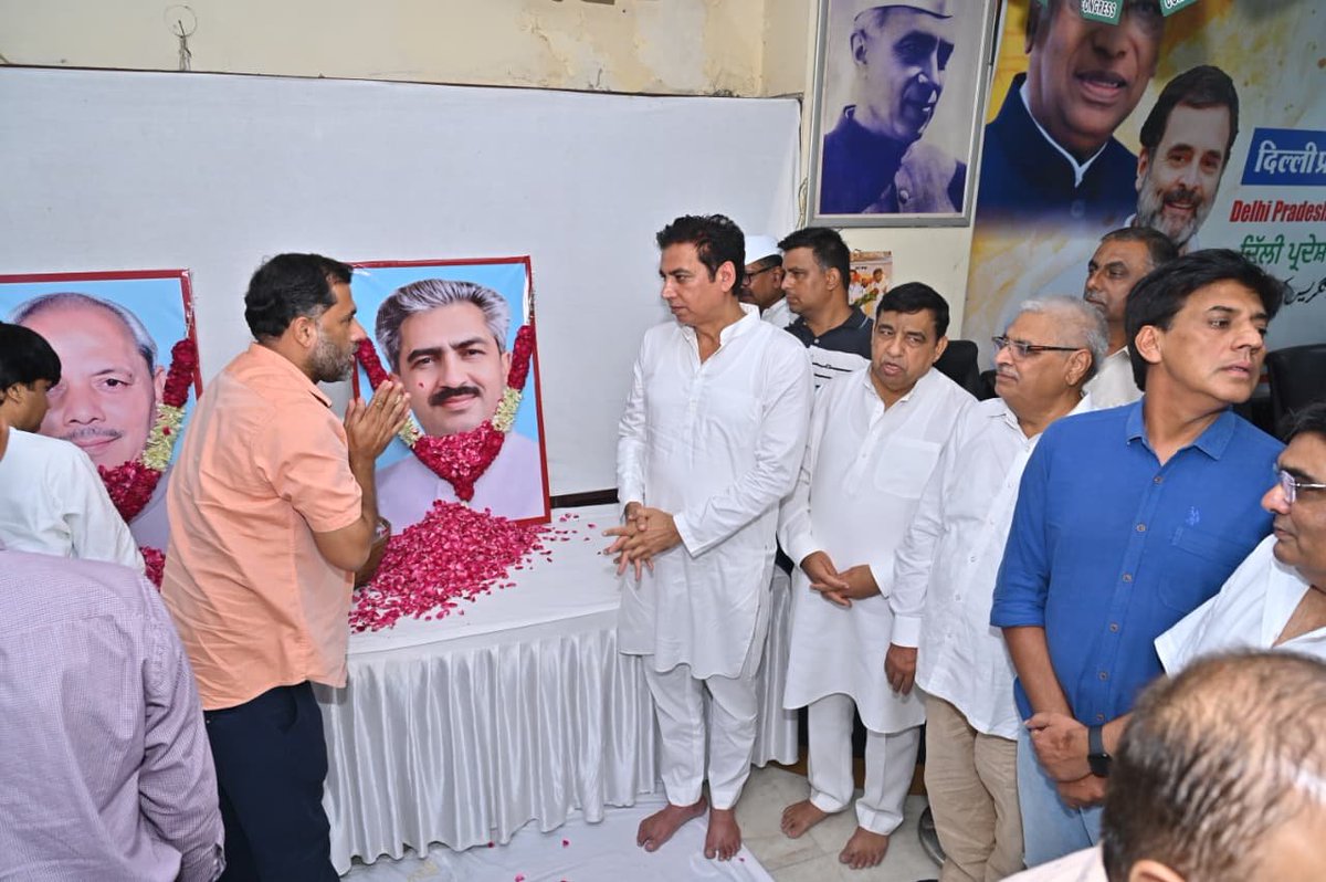 devendrayadvinc's tweet photo. आज @INCDelhi के पूर्व अध्यक्ष स्वर्गीय दीपचंद बंधु जी की जयंती एवं स्वर्गीय चौधरी ब्रह्म प्रकाश जी की पुण्यतिथि के अवसर पर आयोजित पुष्पांजलि कार्यक्रम में सम्मिलित होकर दोनों महान नेताओं की स्मृतियों को नमन किया।

इस अवसर पर दिवंगत एवं पूर्व अध्यक्षगण के परिजनों सहित संगठन के वरिष्ठ नेताओं, पदाधिकारियों एवं कार्यकर्ताओं ने श्रद्धासुमन अर्पित कर उन्हें भावभीनी श्रद्धांजलि दी।

दोनों महान नेताओं का जनसेवा, संगठन और दिल्ली के विकास के प्रति समर्पण सदैव हम सभी के लिए प्रेरणास्रोत रहेगा।

📍दिल्ली कांग्रेस कार्यालय