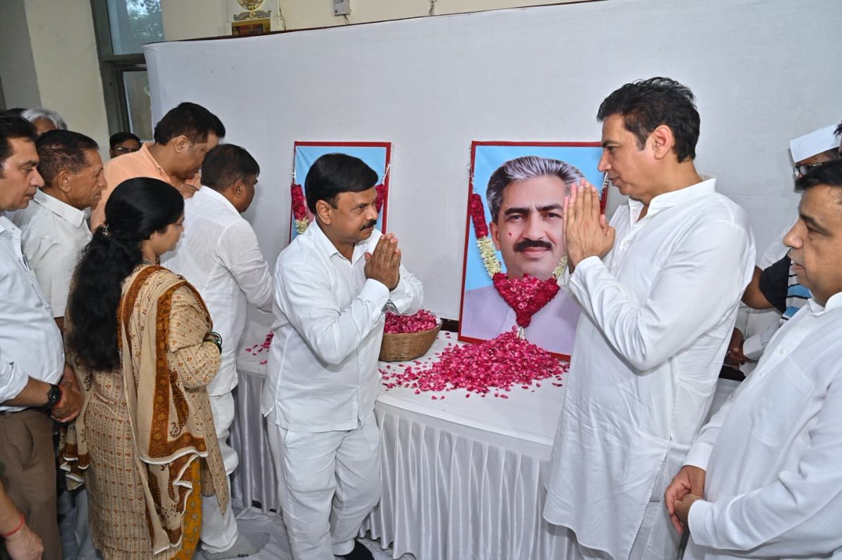 devendrayadvinc's tweet photo. आज @INCDelhi के पूर्व अध्यक्ष स्वर्गीय दीपचंद बंधु जी की जयंती एवं स्वर्गीय चौधरी ब्रह्म प्रकाश जी की पुण्यतिथि के अवसर पर आयोजित पुष्पांजलि कार्यक्रम में सम्मिलित होकर दोनों महान नेताओं की स्मृतियों को नमन किया।

इस अवसर पर दिवंगत एवं पूर्व अध्यक्षगण के परिजनों सहित संगठन के वरिष्ठ नेताओं, पदाधिकारियों एवं कार्यकर्ताओं ने श्रद्धासुमन अर्पित कर उन्हें भावभीनी श्रद्धांजलि दी।

दोनों महान नेताओं का जनसेवा, संगठन और दिल्ली के विकास के प्रति समर्पण सदैव हम सभी के लिए प्रेरणास्रोत रहेगा।

📍दिल्ली कांग्रेस कार्यालय