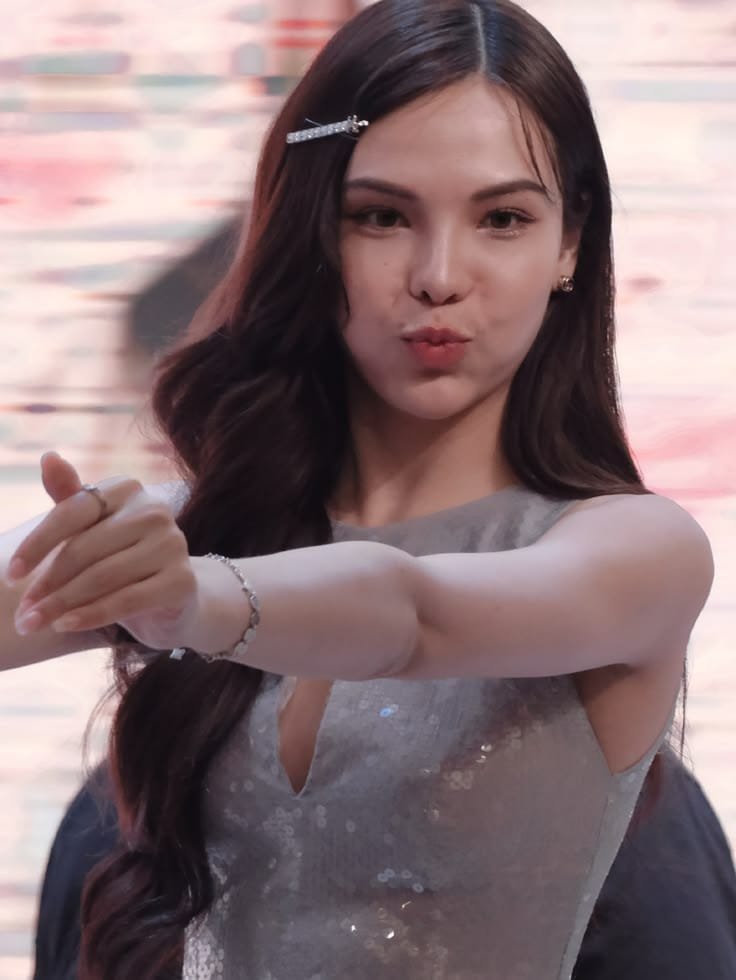 jon_creator_00's tweet photo. I know 😂😂 the culture is so different. Here, you rarely see people making a 5:5 middle part because it can make your face look wider and flatter. People actually take bangs and hair parting pretty seriously because they can change the whole impression of your face so much 😆
And these pic Sonya with a 7:3 part is soooo pretty btw 🫠🫠
That why if someone can still look good with a 5:5 middle part, their face is basically perfect 😂 It kind of one of those things everyone here knows but nobody really says it