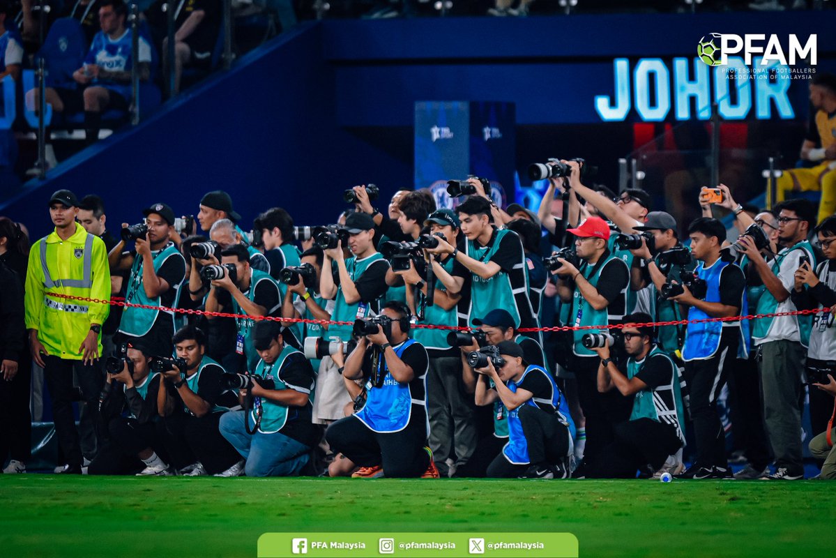 pfamalaysia's tweet photo. Antara detik menarik yang sempat dirakam di Stadium Sultan Ibrahim, Iskandar Puteri menyaksikan kehadiran 28,741 penyokong yang membanjiri venue bagi menyaksikan perlawanan jelajah pra-musim APAC Chelsea 🏟️⚽

📸 | Mohd Ezwan Mohd Salleh untuk PFA Malaysia https://t.co/r0ZoEswoen