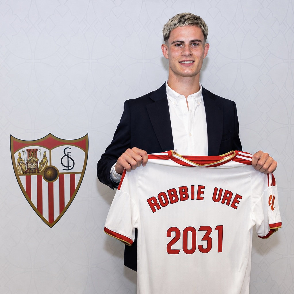 SevillaFC's tweet photo. 🏴󠁧󠁢󠁳󠁣󠁴󠁿 Robbie Ure se convertirá en el tercer jugador escocés que defienda la camiseta del Sevilla FC en competición oficial 🤍❤️ https://t.co/54MzNThAWP