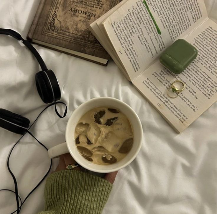 Aurielle007s's tweet photo. Books, coffee, music is more than enough https://t.co/AhdIg4Gwrw