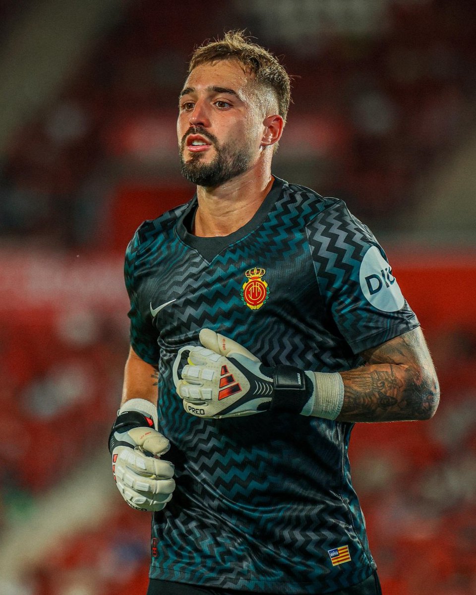LaLiga2's tweet photo. 🧤 El nuevo guardián del @RCD_Mallorca.

#LALIGATransfers | #LALIGAHYPERMOTION https://t.co/0vPvMTfg1C