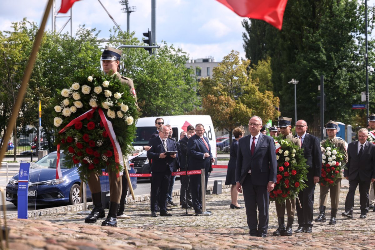 ipngovpl's tweet photo. 🎗️ Organizowane przez @BUWiM_IPN uroczystości w hołdzie ofiarom „operacji polskiej” odbyły się przed Pomnikiem Poległym i Pomordowanym na Wschodzie. 

🇵🇱 Wziął w nich udział zastępca prezesa #IPN dr hab. Karol Polejowski. https://t.co/FMeROmyZNP