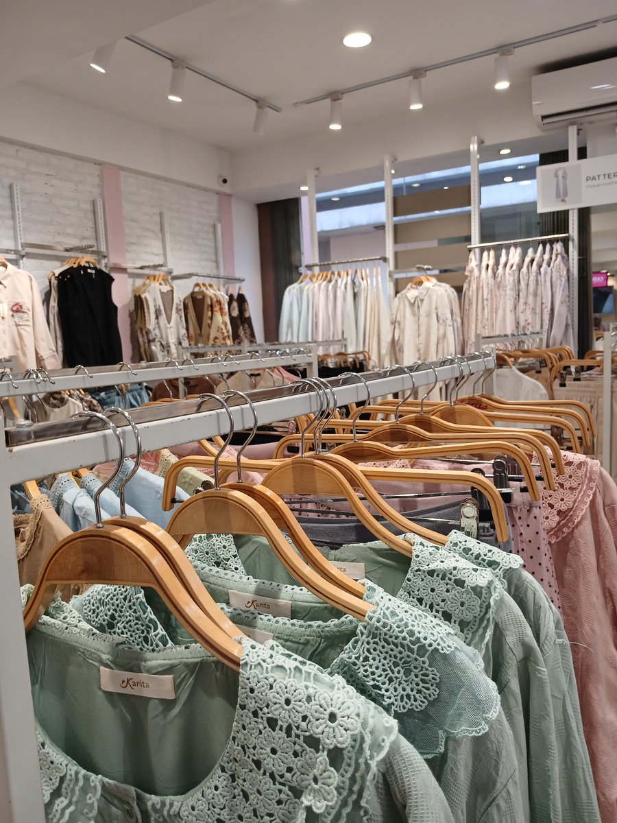 moss_mossa's tweet photo. Lagi pengen belanja tapi koleksinya gak bagus2. Untung sih kata aku 😅
Terselamatkan dompet aku 🤣 https://t.co/gj1G3YeHE8