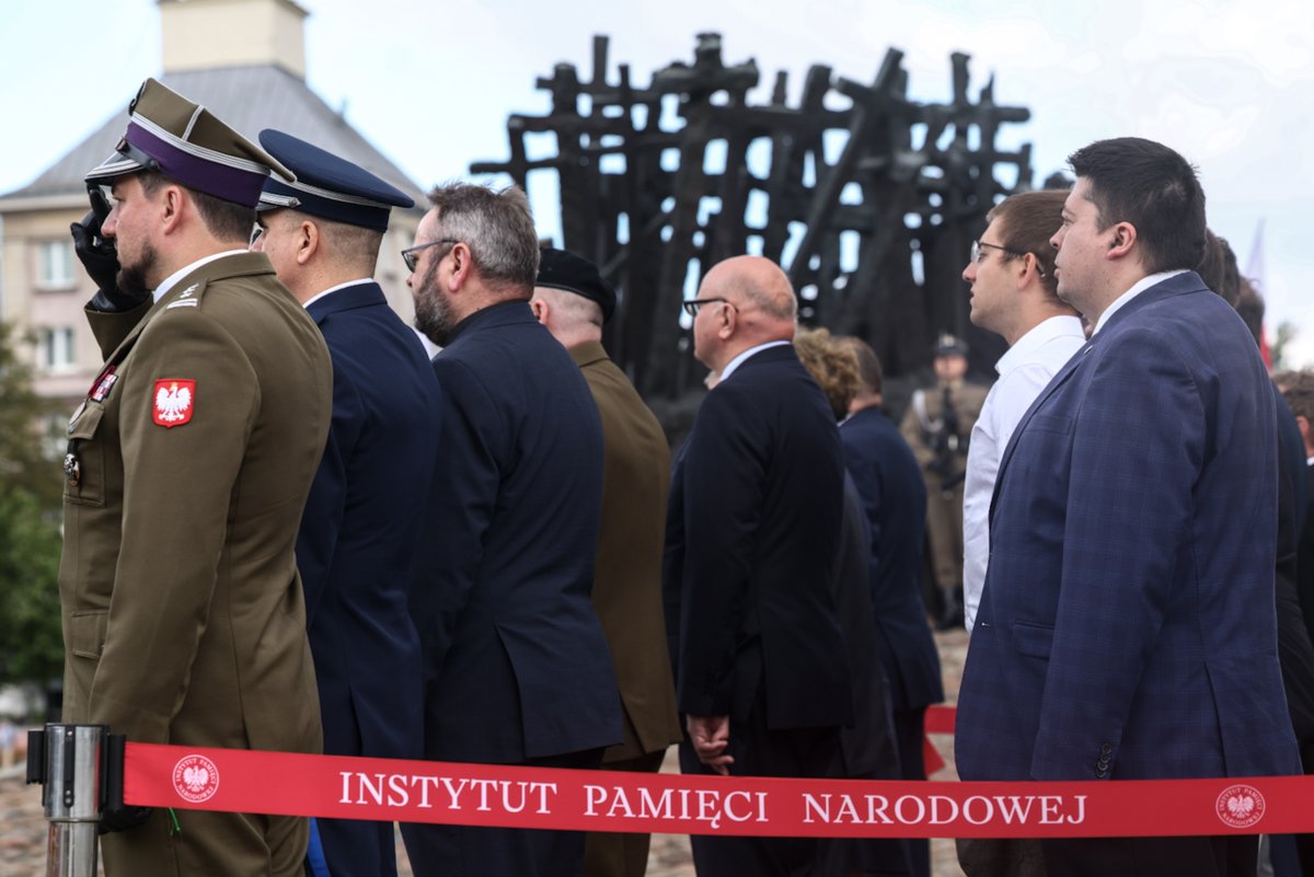ipngovpl's tweet photo. 🎗️ Organizowane przez @BUWiM_IPN uroczystości w hołdzie ofiarom „operacji polskiej” odbyły się przed Pomnikiem Poległym i Pomordowanym na Wschodzie. 

🇵🇱 Wziął w nich udział zastępca prezesa #IPN dr hab. Karol Polejowski. https://t.co/FMeROmyZNP