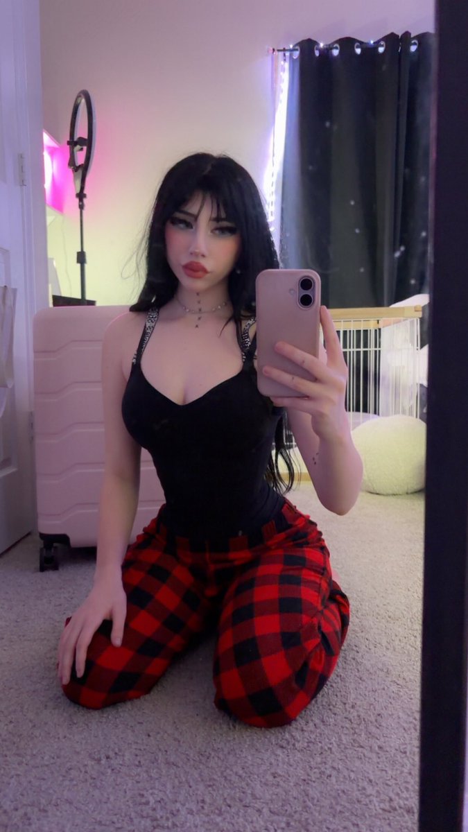morrigxnn's tweet photo. bouncing on it while u tell me i’m pretty https://t.co/02KARGilLi