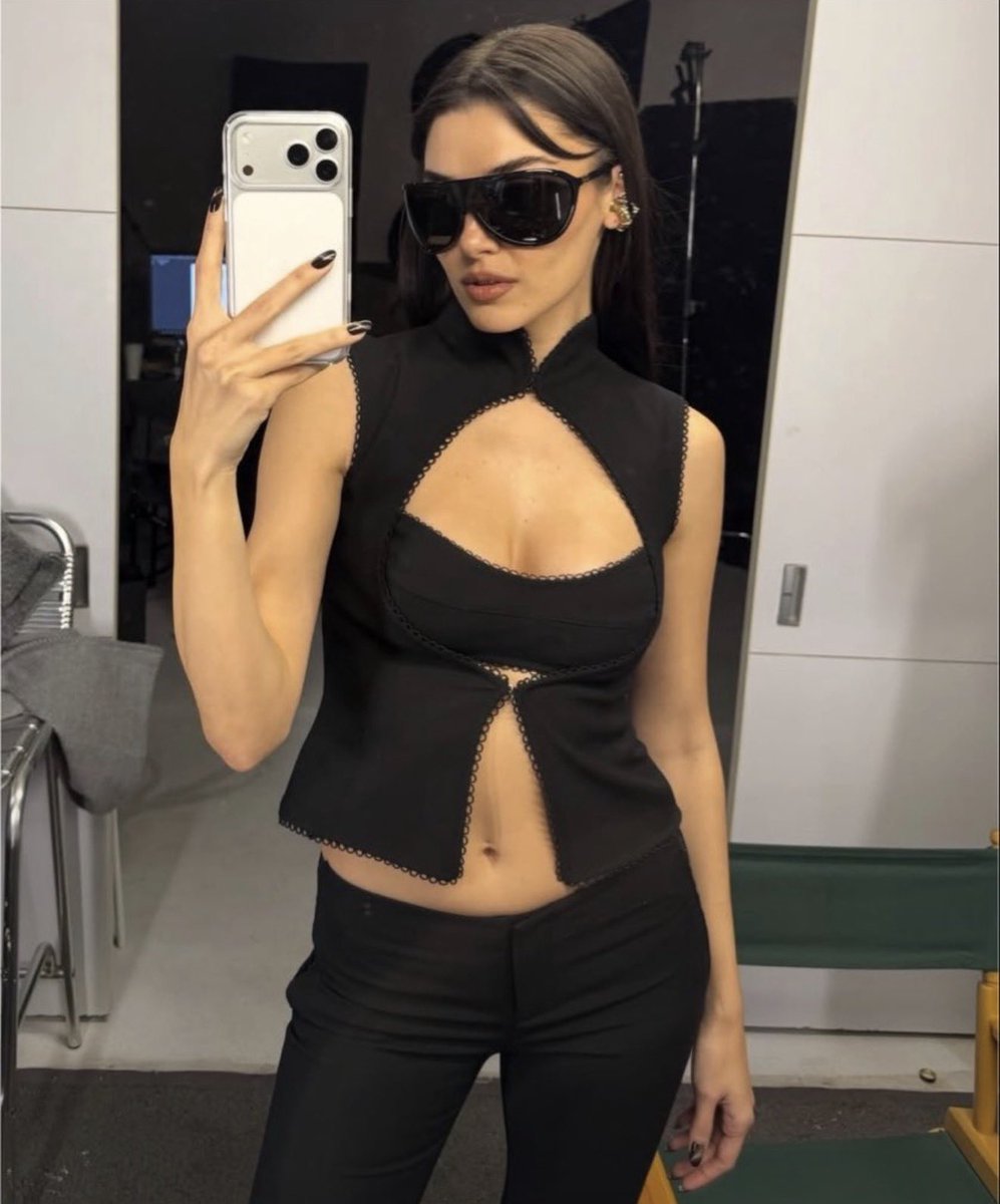 hkthemiyy's tweet photo. she has my favorite kind of aura 🖤 https://t.co/B1vOmXT4DJ