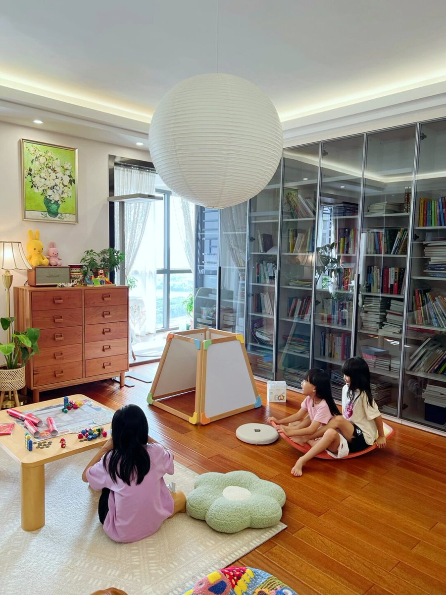 Vctvic's tweet photo. [Today’s fun with my little explorer! Building a cardboard rocket, counting stars, and tons of giggles. Love these messy, perfect moments ]， https://t.co/wolCvaELl5