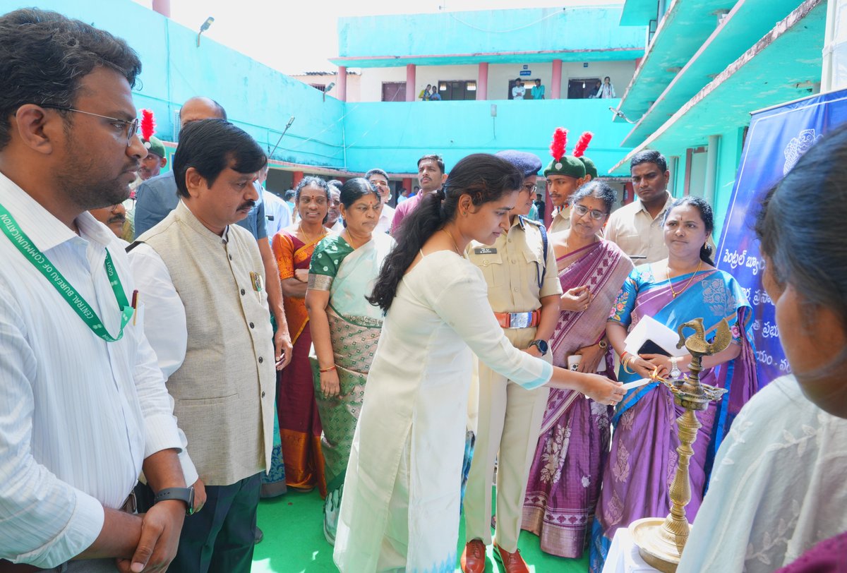 CBCWarangal's tweet photo. .@CBCWarangal  ఆధ్వర్యంలో నిర్వహిస్తున్న ‘హర్ ఘర్ తిరంగా’పై రెండు రోజుల ప్రచార కార్యక్రమం @Collector_HNK చాహత్ బాజ్‌పాయ్, @cpwarangal కమిషనర్ ఎన్. శ్వేత కాకతీయ ప్రభుత్వ కళాశాల లో నేడు ప్రారంభించారు. https://t.co/Y4g6ZctrSL