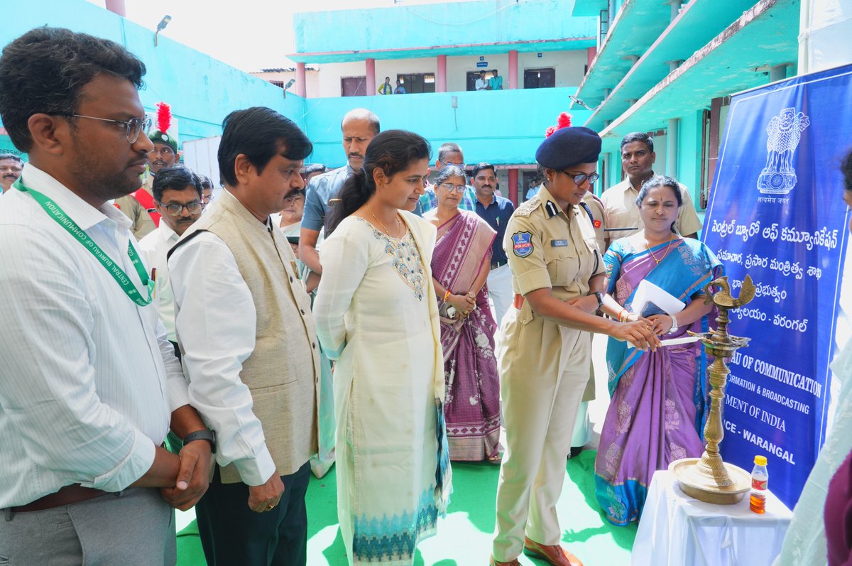 CBCWarangal's tweet photo. .@CBCWarangal  ఆధ్వర్యంలో నిర్వహిస్తున్న ‘హర్ ఘర్ తిరంగా’పై రెండు రోజుల ప్రచార కార్యక్రమం @Collector_HNK చాహత్ బాజ్‌పాయ్, @cpwarangal కమిషనర్ ఎన్. శ్వేత కాకతీయ ప్రభుత్వ కళాశాల లో నేడు ప్రారంభించారు. https://t.co/Y4g6ZctrSL