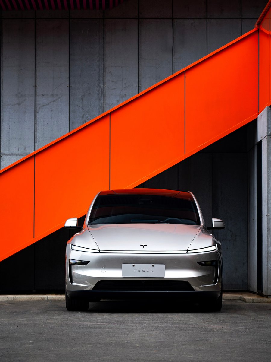 Tesla_Asia's tweet photo. A little red goes a long way. 🎨🚗
📸：公路映画 https://t.co/ROms28McIQ