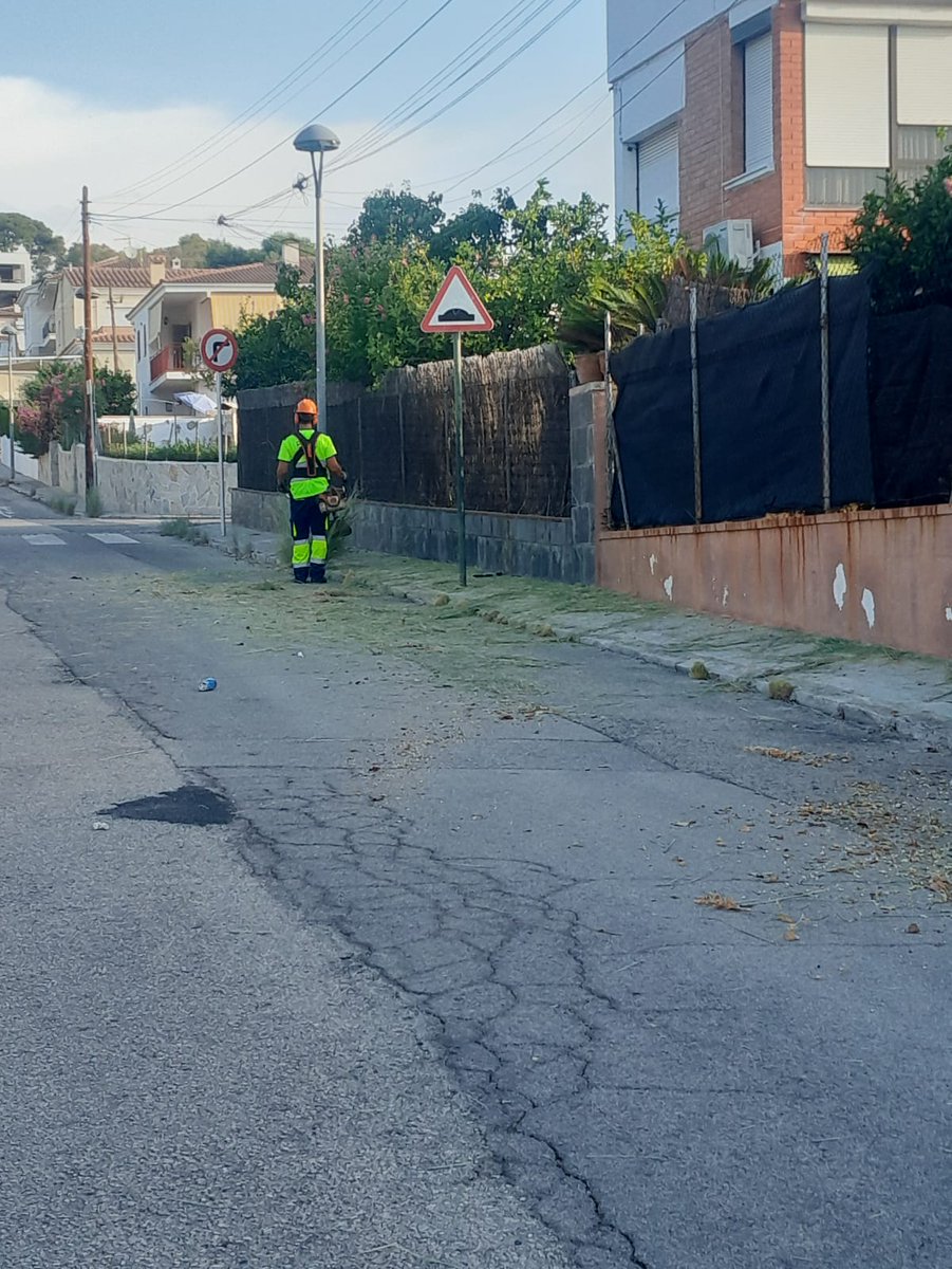 Ajuntamentcunit's tweet photo. 🌿 Aquesta setmana, continuen els treballs de neteja i desbrossament a la zona de Puig Pelós i la seva ampliació, amb l’objectiu de mantenir els espais en bones condicions, més nets i segurs per a tothom.
#AjuntamentDeCunit #ElTeuAjuntament #Cunit https://t.co/QhdFI8ATKW