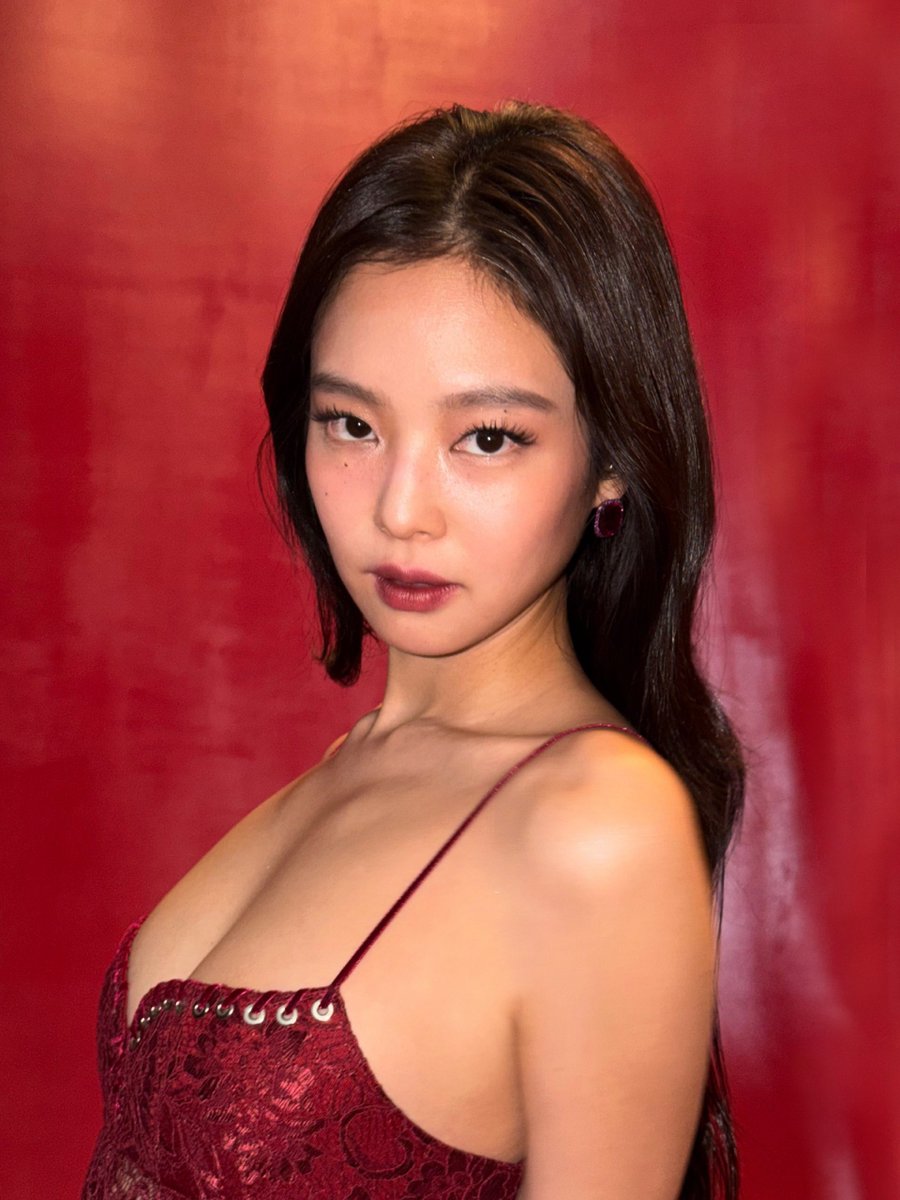 jenniepics's tweet photo. MISS JENNIE KIM??! https://t.co/6WGivSz4pb