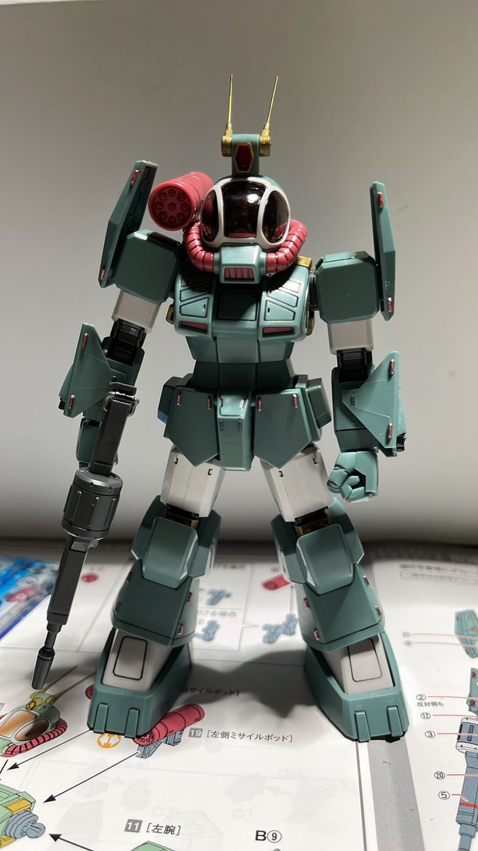 OMARU14's tweet photo. ラウンドフェイサーパチ組完了✅
GT版すぐ出来るしかっこいいですねー！

中の人は全く見えません。
デカールは明日帰るし実家ではやめます。
アンテナは普通に真鍮線に変えました。
なんなら隣のパーツ切り出しで折れました。
どんな #ダグラム のプラモでも起こるいつもの事ですね☺️ https://t.co/AFSga6PfGd