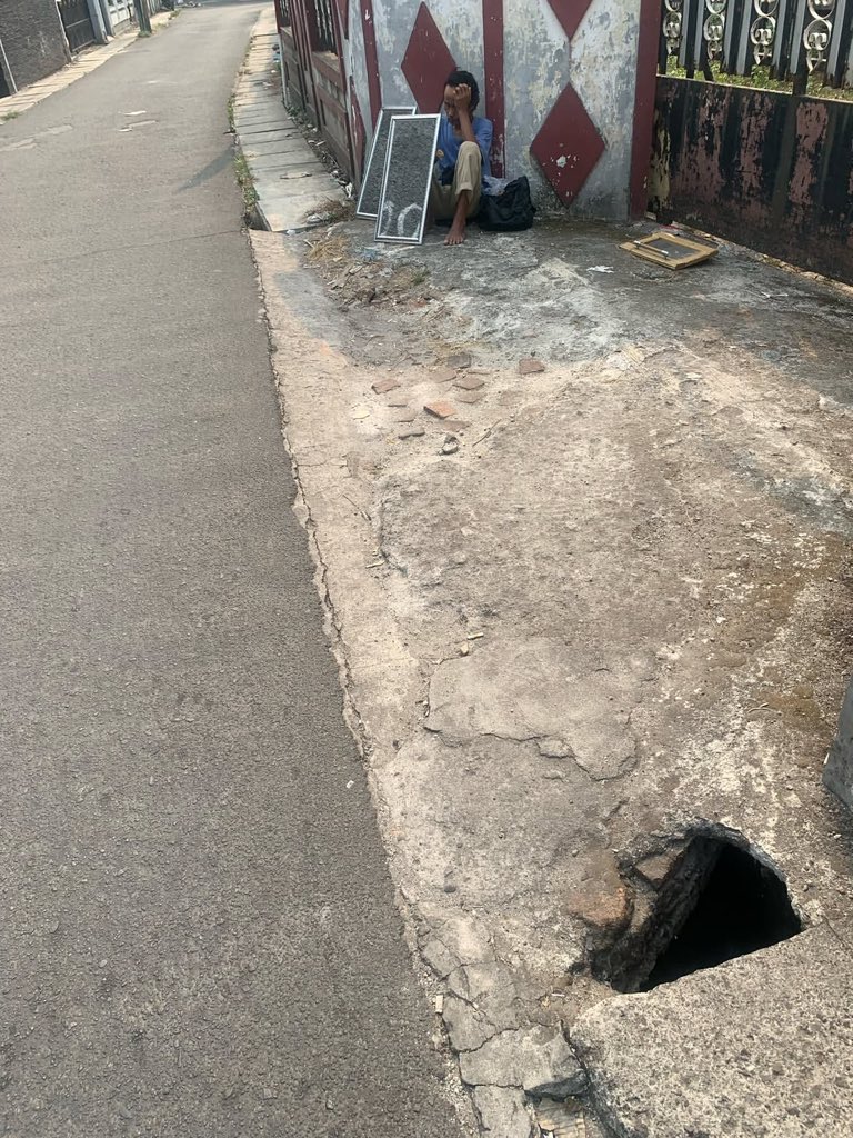 mamahmuda1_'s tweet photo. ya allah ga tega banget pas lewat aku liat bapak ketiduran sambil megang kaca, bapak ini katanya tinggal di pondok pinang kesini naik angkutan tadi aku ketemu di pertigaan perumahan molek deket coffee shop skoee, sebelum aku samperin dia lagi tidur nunduk sambil megang kaca pas aku samperin udah kebangun lagi makan gorengan. aku samperin bapaknya buat kasih pisang goreng keju emang kebetulan disamping nya ada yang jualan pisang goreng keju. bapak sehat-sehat yaa