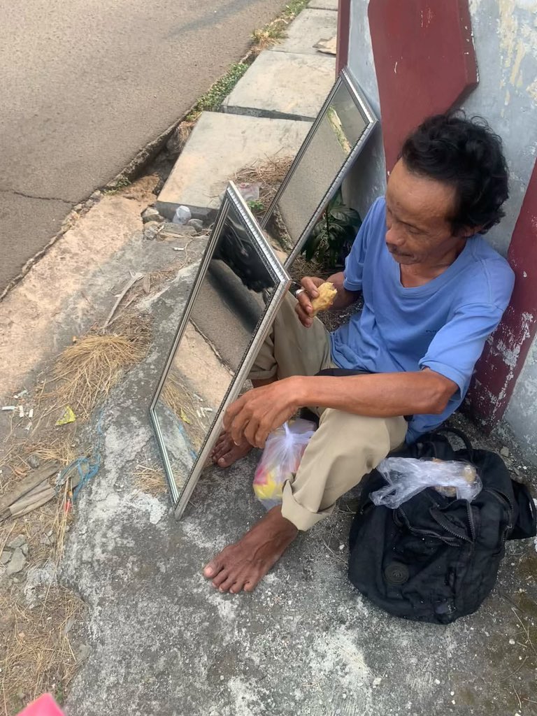 mamahmuda1_'s tweet photo. ya allah ga tega banget pas lewat aku liat bapak ketiduran sambil megang kaca, bapak ini katanya tinggal di pondok pinang kesini naik angkutan tadi aku ketemu di pertigaan perumahan molek deket coffee shop skoee, sebelum aku samperin dia lagi tidur nunduk sambil megang kaca pas aku samperin udah kebangun lagi makan gorengan. aku samperin bapaknya buat kasih pisang goreng keju emang kebetulan disamping nya ada yang jualan pisang goreng keju. bapak sehat-sehat yaa