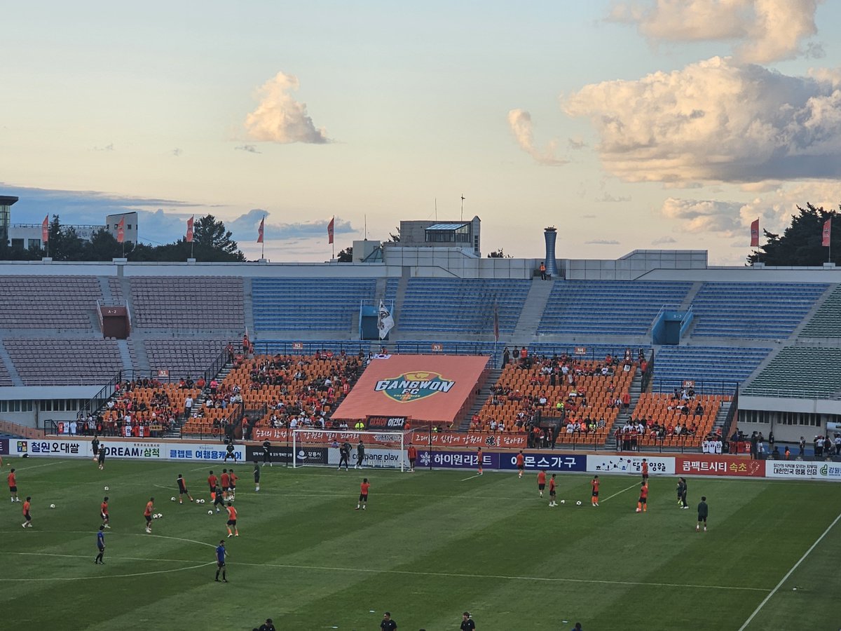 fjmariko's tweet photo. ACLElite Preliminary stage。江原FCvsガンバ大阪。ホームだけゴール裏がサッカー専用スタジアム並みの近さ。バックスタンドも。アウェーは陸上トラックあって遠い。
これ日本のクラブもやったらいいのに←大変だよね😂あと人数が多すぎる。 #ガンバ大阪 #ACL #gamba https://t.co/99r6lhvKVH