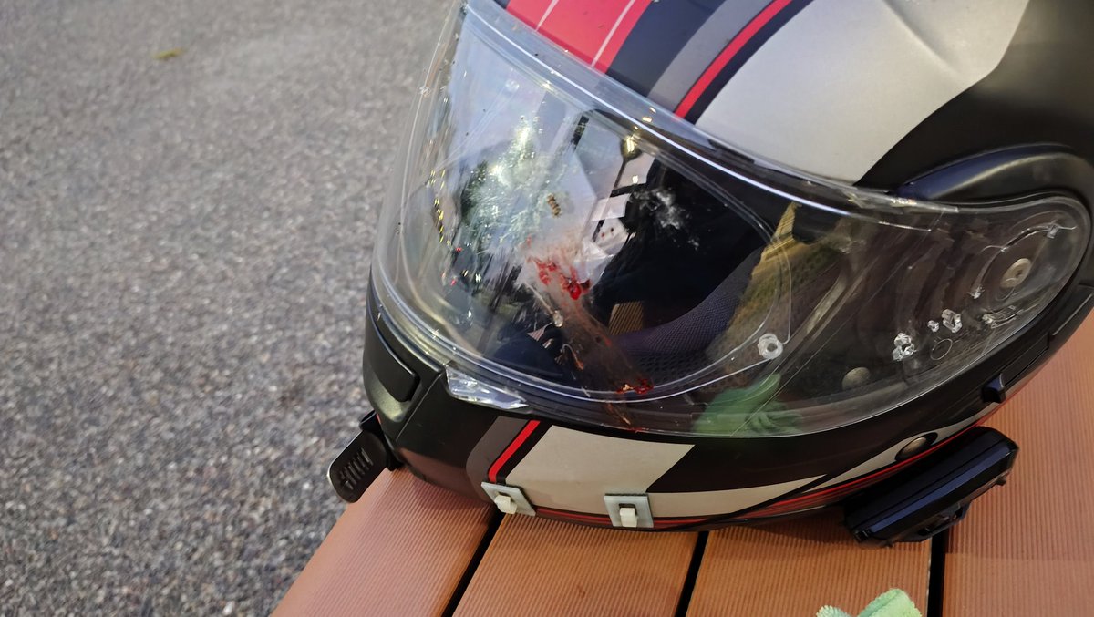 MMotovlog's tweet photo. 見送った帰りに高速で虫ベチャ
キモーー
パキングでフキフキする https://t.co/zjQDLhnlQ3