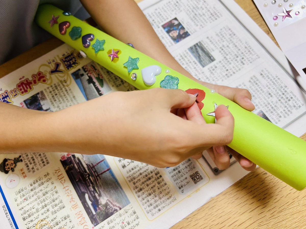 hixiko's tweet photo. 太陽お兄さんの動画を見て「ヘビさんのとばせるおもちゃ」を作って遊んだ🐍✨
飛ぶ距離を競ったり、遠くに飛ばせる息の吹き方を研究したり、楽しかった〜🥰

#風男塾 #たいようといっしょ  #ザ・だっぴーず https://t.co/oLW3XGmIL9