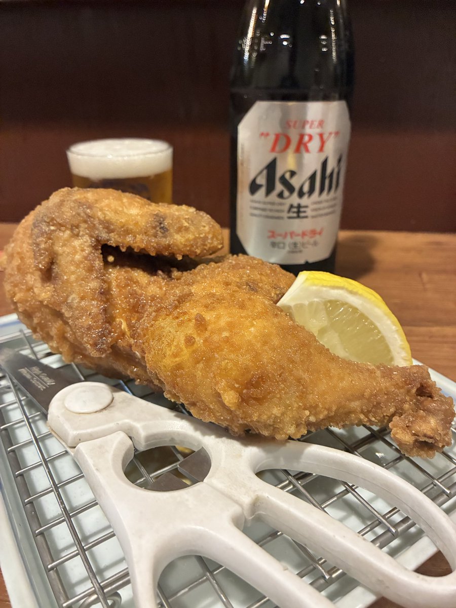 keeeiiyy's tweet photo. 雛鳥半身揚げでやっちゃう👍
美味い😋ありがとうございます😭

#一人酒　#飲み歩き
#昭和大好き　#大阪飲み歩き
#大阪グルメ　#大阪居酒屋
#平野区大好き　#旅行好き
#筋トレ　#街飲み　#食べ歩き
#飲み好きな人と繋がりたい
#飲み会　#居酒屋　#ビール
#お酒好きと繋がりたい https://t.co/4RWK22SCET