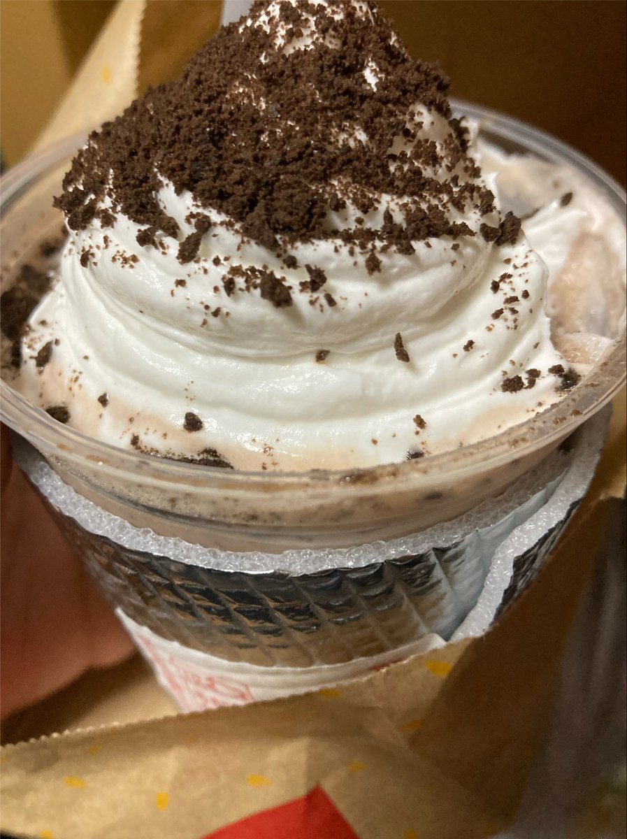 _Maru_Hanamaru_'s tweet photo. ドパフードと呼ばれるジューシーチキン旨辛ガーリック買った🍔
あとマックカフェのシェイク🎶 https://t.co/I7tIU5cakR