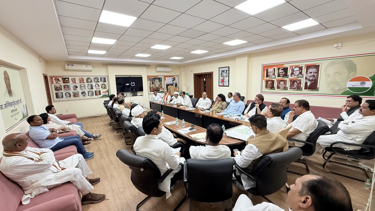 jitupatwari's tweet photo. आज भोपाल के इंदिरा भवन में पॉलिटिकल अफेयर्स कमेटी की महत्वपूर्ण बैठक में प्रदेश कांग्रेस प्रभारी श्री हरीश चौधरी जी के साथ भागीदारी की! 

इस बैठक में पूर्व मुख्यमंत्री श्री दिग्विजय सिंह जी (वर्चुअल), नेता प्रतिपक्ष श्री उमंग सिंघार जी, राज्यसभा सांसद श्री विवेक तन्खा जी, पूर्व नेता प्रतिपक्ष श्री अजय सिंह जी, गोविंद सिंह जी, CWC सदस्य श्री कमलेश्वर पटेल जी भी उपस्थित रहे! 

इसके अतिरिक्त पूर्व मंत्रीगण कांतिलाल भूरिया जी, सज्जन वर्मा जी, बाला बच्चन जी, विजयलक्ष्मी साधो जी, तरुण भनोट जी, पूर्व विस अध्यक्ष एनपी प्रजापति जी, महिला कांग्रेस की पूर्व राष्ट्रीय अध्यक्ष शोभा ओझा जी, वरिष्ठ विधायक फूल सिंह बरैया जी, विक्रांत भूरिया जी, आरिफ मसूद जी, घनश्याम सिंह जी, पूर्व विधायक प्रवीण पाठक जी, नीटू सिंह सिकरवार जी, सत्यनारायण पटेल जी, सह-प्रभारी रणविजय सिंह जी, राष्ट्रीय सचिव भूपेंद्र मरावी जी, हिना कावरे जी, राष्ट्रीय प्रवक्ता अभय दुबे जी, सेवा दल प्रदेश अध्यक्ष अवनीश भार्गव जी, NSUI प्रदेश अध्यक्ष आशुतोष चौकसे जी, महिला कांग्रेस प्रदेश अध्यक्ष रीना बोरासी जी की भी उपस्थित रही!