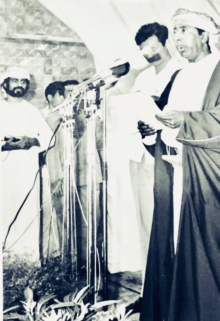 AlsiyabiHamood's tweet photo. كانتون ... ذات رسوّ
—————————-
حمود بن سالم السيابي
——————————
قبل أكثر من أربعين عاما كنتُ في كانتون.
وكانتْ الصين أبعدَ مما هي عليه اليوم بمسافات الذهن وبقياسات المستقر في التاريخ.
حتى أبي أطلقها ضحكة مجلجلة والاستغراب الكبير على وجهه حين أخبرته باعتزامي السفر إلى الصين. 
وقد ظل أبي يكرر أسئلة الدهشة في غيابي وهو يستعيد الريادة العمانية في الصين.
هاهي جمهورية المليار نسمة إذن التي رأيتها صيف ١٩٨١ تستذكر من غيابات الأزمنة مجيء أبي عبيدة عبدالله بن القاسم كأول عماني عربي يطأ أرضها وهو يتأبط مصحفا وعلى فريخة دشداشته عطر الشرق فيرتقي أكمة مرتفعة على ضفاف نهر "اللولؤ" ليؤذن.
إنها الصين وأنا هنا لأسائلها عن الأسلاف الذين أبحروا بسفنهم وتجارتهم ولبانهم ، والذين لولاهم لما عرفت الصينُ العرب ، ولولا مصاحفهم التي أتوا بها من عمان لما عرفت الصين الإسلام.
حطَّتْ الطائرة السلطانية في مطار كانتون وعلى متنها سمو السيد فيصل بن على فيصل على رأس وفد كبير ليذكِّر بلد المليار نسمة بوجوه العمانيين وبملابس العمانيين.
إنه الحادي عشر من يوليو عام ١٩٨١ يوم مشيتُ في نهر من "السياكل" باتجاه ميناء كانتون استجابة لنداء الموج ورائحة البحر وصفقة "اليامال" التي "يشلها" بحارة السفينة صحار ومعهم الملاح البريطاني "تيم سيفرن".
وقف سمو السيد فيصل بن علي وبجانبه رئيس اللجنة الثقافية في الحزب الشيوعي وكبار رجالات الدولة في كانتون في استقبال هذا الشراع المبحر من مياه عمان ليعيد رسم طريق الحرير وليبعث مجد الموانئ.
وصل الملاح وبحارة سفينته فصافحوا المستقبلين بأكفٍّ مضرجة بالملح وبسحنات لفحتها الشمس.
توقفتْ "النهمة والشوباني واليامال" بعد أن ارتعش بها  المرفأ منذ الصباح وأرجأ التنين رقصاته الفولكلورية الصينية فسمو السيد فيصل يلقي في الأسماع صوت عمان.
تحدث سموه عن الإمبراطورية العمانية التي تعيش اليوم بعثا لإرثها الأزرق ، وقد حرصت قيادتها على أن تخلِّد عقدا من نهضتها الحديثة بحوار الموانئ فكانت السفينة صحار التي أبحرت في نوفمبر ١٩٨٠ لترسو في ١١ يوليو ١٩٨١م على خط بعث الأمجاد.
وقفتُ على مقربة من سموه أحمل مسجلي وأوراقي وفرحتي بالتواجد في المناسبة التي استغرب لها والدي وهو يقيس المسافات بين مطرح وهذا الميناء المتلفع بالحرير.
كان في المشهد لفيف من المسؤولين الذين رافقوا سموه وأعضاء السفارة العمانية في الصين.
كما كان الإذاعي الكبير الشيخ ذياب بن صخر العامري في مشهد عناق الموانئ وقد جاء إلى المناسبة بشاعريته وثرائه الموسوعي ليشيد محطات رسوٍّ أخرى عبر الخط الأزرق من قاعدة سلطان بن أحمد بمسقط مرورا  بملبار فسرنديب فبحر أندامان فملاقا فسنغافورة فسومطرة فهونج كونج فكانتون.
وكنتُ موزعا بين دقلين -دقل صحار والشامخ العامري- الذي يرفد هذه السطور ببعض كنوزه من الصور.
تنقَّلْتُ بين وجوه الحفل فاقتربتُ من مواطنة صينية جاءتْ لتهتف وتغني للأشرعة.
سألتها وأنا أرقب دمعة تنساب من العيون الصغيرة ما إذا كانت للدمعة من وشيجة تذكُّر مع فرح وصول صحار ! أم هي لرحيل حبيب تبعثر بين غموض البحار؟ لكن المترجم لم يحسنْ نقل السؤال.
سألت أخرى تتراقص وتضحك ما إذا كانت تعرف أبا عبيدة العماني؟ فقالت عبر المترجم أنها: قرأتْ عنه قبل يومين فالسفينة صحار توقظُ نوارس بحر الصين.
وسألتُ صينية ثالثة عن عمان فقالت: أنها قرأت عنها كميناء تاريخي وأنها تتطلعُ لأن تتحاور البحار.
واقتحمتُ فرحة صيني اصطحب ابنه ليرى صحار فحدثني عن افتتانه بسحر الشرق وأن ابنه سيكبر يوما ليقبض على الدفة وسيبحران باتجاه جغرافية ألف ليلة وليلة لاستقصاء خطوط السندباد ومعهما رسائل بالصينية من هارون الرشيد.
انتهى اليوم الصيني الطويل واحتوانا مقر احتفالات الحزب الشيوعي حيث تنادتْ كانتون لتحتفي بمقدم السفينة صحار وبرعاية سمو السيد فيصل لمراسم الوصول فتبودلت الكلمات وصدحتْ الموسيقى الصينية والتقطتْ أعواد الخشب لقيمات الأطباق المغموسة في العسل السكر وقد طويلا جاهدنا في استخدامها.
خرج الموكب ليلا باتجاه الفندق وكانتون البحرية سحبتْ "سياكلها" من الدروب ، والميناء الصاخب تثاءبتْ نواخذته وآوتْ نوارسه إلى مهادها لتنام.
ومن شرفة الفندق المخيف بضخامته سرحتُ الطرف في التلال البعيدة لعل مآذن أبي عبيدة تومض بين لافتات "النيون".
لعل بقايا الأسلاف يؤذنون فهممت أن أستقلّ دراجة صدئة كانت تستريح بجوار المدخل لتقودني إلى زواريب كانتون فتراجعت.
وأمام لوحة صينية في الغرفة لكهل يوجه لكمة لخصمه في رياضة "الكونغ فو" لكمْتُ الليل وأنا أستعيد صفحة من الريادة العمانية في أرض الصين التي اكتشفناها منذ مئات السنين ، ويأتي غيرنا بعد قرون ليتبضعوا من أسواق الصين مرواح "KDK" ويجربوا أكل الرز البارد بالأعشاب في إفطار الصباح. 
——————————
*إعادة كتابة لزيارة قديمة في يوليو ١٩٨١م.