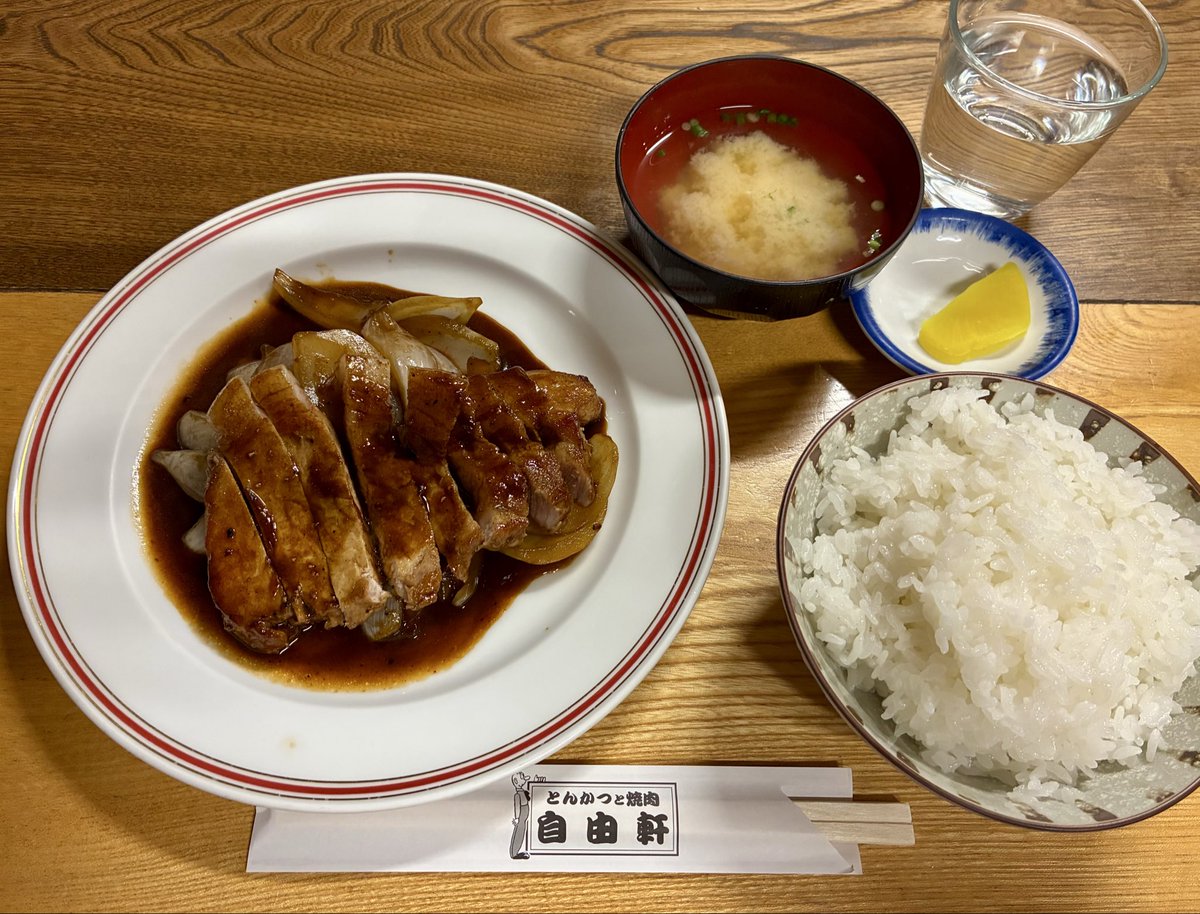 rjlock2001's tweet photo. 北海道 旭川
自由軒で晩飯

名物の『肉ライス』
ポークチャップは
柔らかい豚ロースに
たっぷり玉ねぎでご飯がすすむ👍

孤独のグルメ『五郎セット』
珍しいホッケフライに
カニクリームコロッケ
サクサクふわふわ旨いです😋

気になるメニューがいっぱい
また来ます👍

#旭川
#自由軒
#孤独のグルメ https://t.co/omZ8JI5AjI