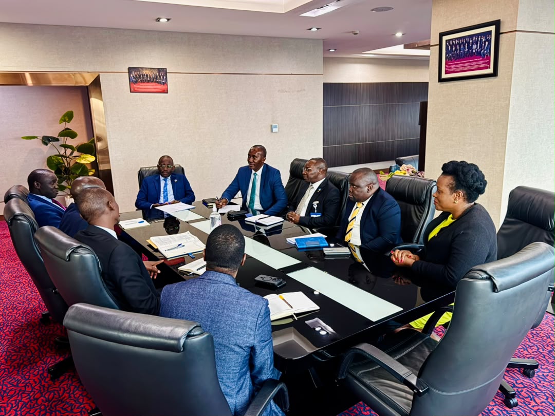 CentenaryBank's tweet photo. The leadership team of Busitema University, comprising of Professor Paul Waako (Vice-Chancellor), Associate Professor Pakoyo Fadhiru Kamba (Deputy Vice-Chancellor for Finance and Administration) , Dr. Gregory Tweheyo (University Secretary), Dr. Charles Muwesi ( Head Institutional Advancement) and Mr Samson Rwebire ( Graduate Studies Research and Grants), paid a courtesy visit to our MD, Godfrey Byekwaso. 

The visit provided an opportunity to strengthen institutional relations and deepen engagement between Centenary Bank and Busitema University.

#CentenaryBank