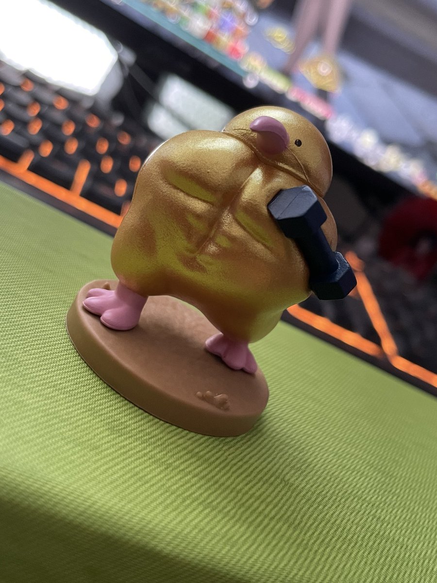 yui_t168's tweet photo. ゴールデンムキムキウィのガチャガチャ回したらダンベル持ったムキムキウィが出た_(:3 」∠)_ https://t.co/zGqcglXzSm
