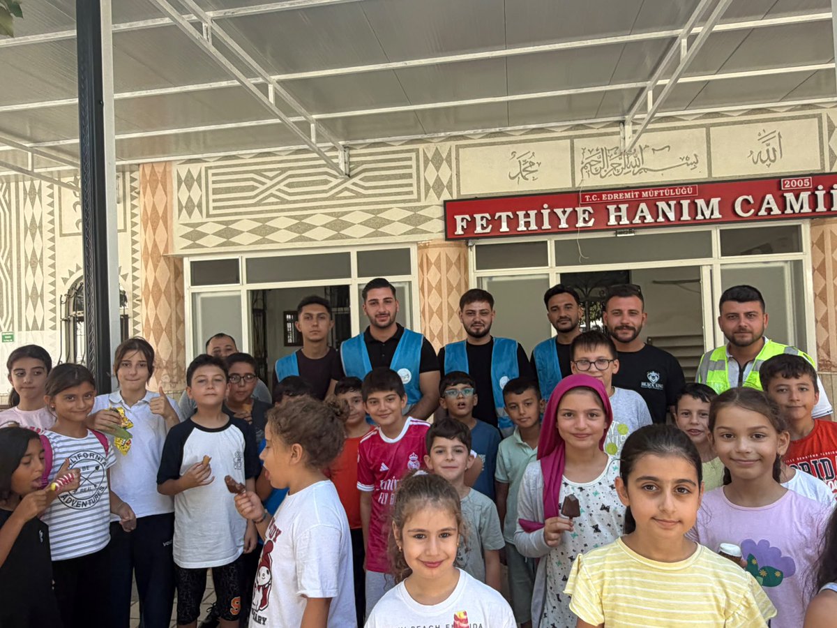 edremit_ak's tweet photo. Yürütme Kurulu üyelerimizle birlikte Edremit Fethiye Camii’nde Kur’an-ı Kerim öğrenen kıymetli evlatlarımız için dondurma hayrında bulunduk.

Çocuklarımızın yüzlerindeki tebessüme vesile olmak, onların güzel anılarına küçük de olsa bir iz bırakmak bizim için tarifsiz bir mutluluk https://t.co/dlU2Q3i0nE