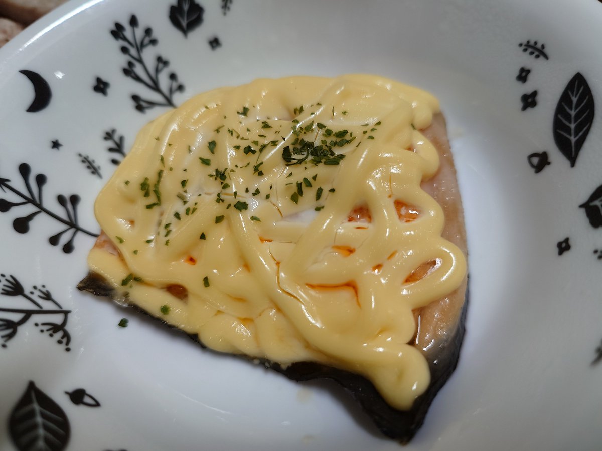 mayu_iriam_0608's tweet photo. #IRIAM調理実習コンテスト
という事で！
今日の専業主婦による晩御飯\( •ω•´ )/

・サーモンのマヨネーズ焼き
・豚もも肉のブルーベリージャムソースがけ
・レンコンのきんぴら
ブルーベリージャムソースは頂き物のブルーベリージャムをお肉に合うように色々入れて自作ソースを作りました🐸 https://t.co/O7pwWaIi40