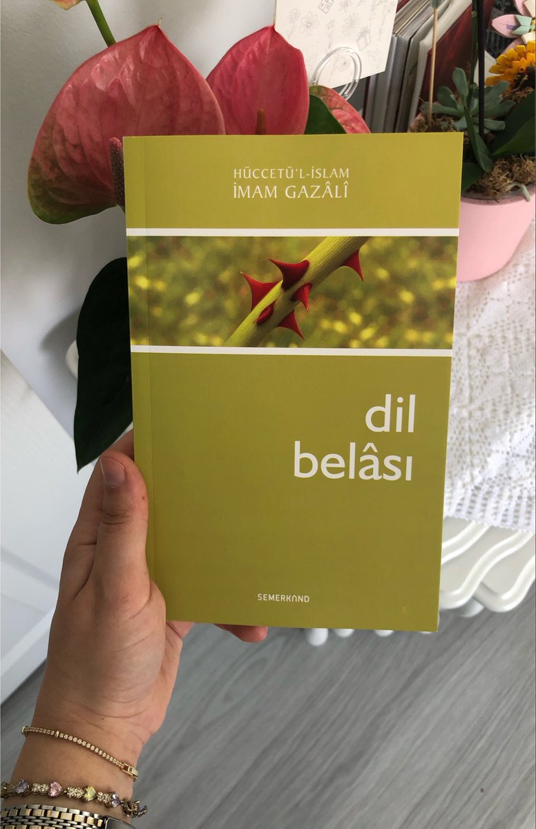 innayskbr's tweet photo. Hiç beklemediğin anda hediye olarak gelen Dil Belâsı’nı okuma sırası bize geldi 💐 https://t.co/c9Lazg902D