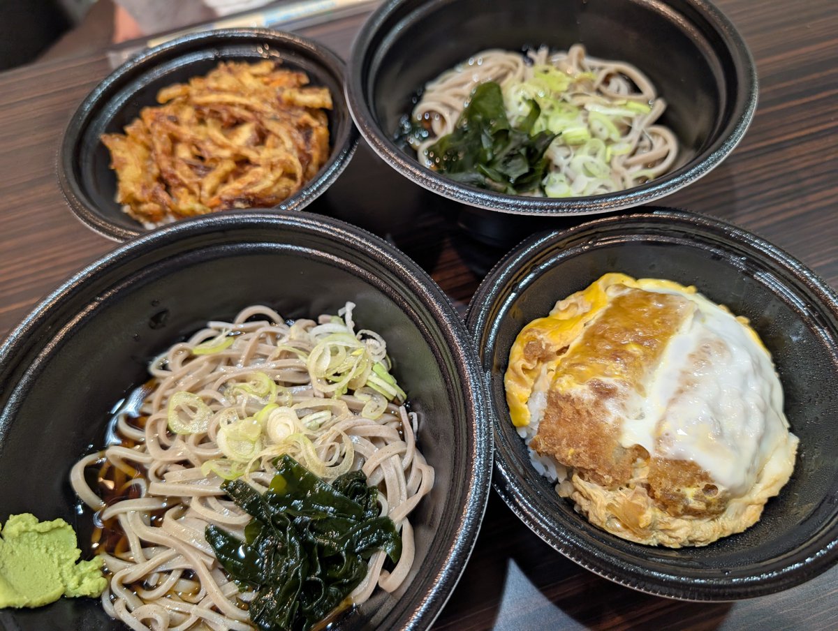 wise_iyasaka's tweet photo. 富士そばデリバリー
池袋店から届きました

どうしても富士そばのカツ丼が食べたくなって、、、

富士そばって麺の種類が2種類あって池袋店は私の好きな平打でした✨

温かい麺は自分でレンチンですよー https://t.co/4m4e7IcaCa