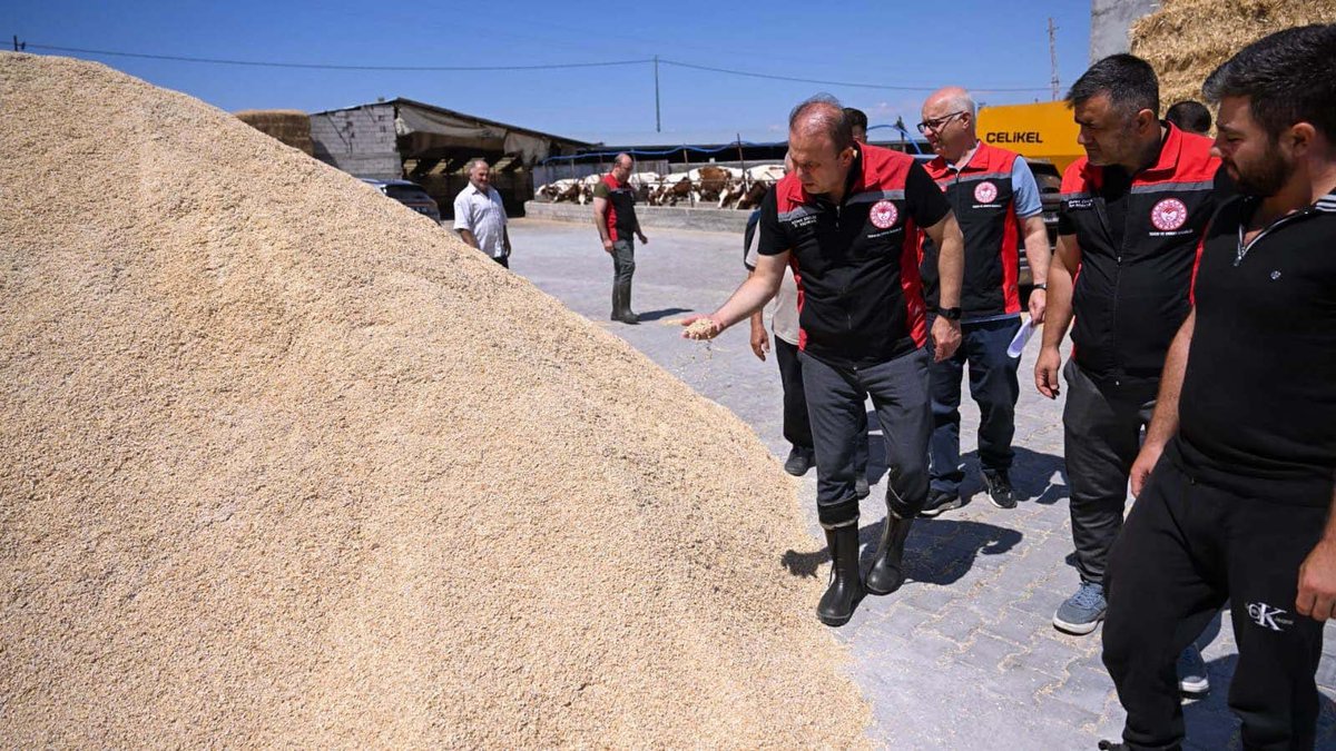 kayseritarimorm's tweet photo. 📍KAYSERİ/Melikgazi 

👍 Sağlıklı Hayvan, Güvenli Gelecek İçin Sahadayız

🧑🏻 İl Müdürümüz Sayın Bülent SAKLAV, İl Müdür Yardımcımız Ergün TUĞLUK ve İlçe Müdürümüz Murat ÜRKER ile birlikte Melikgazi ilçemizde faaliyet gösteren Hastalıktan Ari Hayvancılık İşletmesini ziyaret etti. 

🤝 İl Müdürümüz İşletme sahibine yenilenen Hastalıktan Ari İşletme belgesini takdim etti.
Sürdürülebilir hayvancılık için işletmelerimizi düzenli olarak ziyaret ediyor, desteklerimiz hakkında bilgilendiriyoruz. 🐄

@ibrahimyumakli @gokmen_cicek_ @BulentSaklav @TCTarim @kayserivaliligi