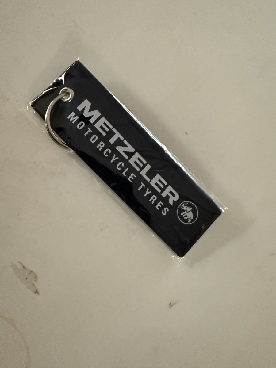 komeboy's tweet photo. タイヤスリップライン出て大宰府の「モトガレージ紙屋」さんで、前メッツラーM9RRがなんかフィリング良いったので、M9RRの新型がメッツラー新型SPORTEC 01発注（01RSがありますが、浅溝です）着弾、取り付けM9RR（実質5800ｋｍ）、ちなみに現在24642ｋｍです
今度装着メッツラーSPORTEC 01...おまけつ https://t.co/VlXDnu8y2S
