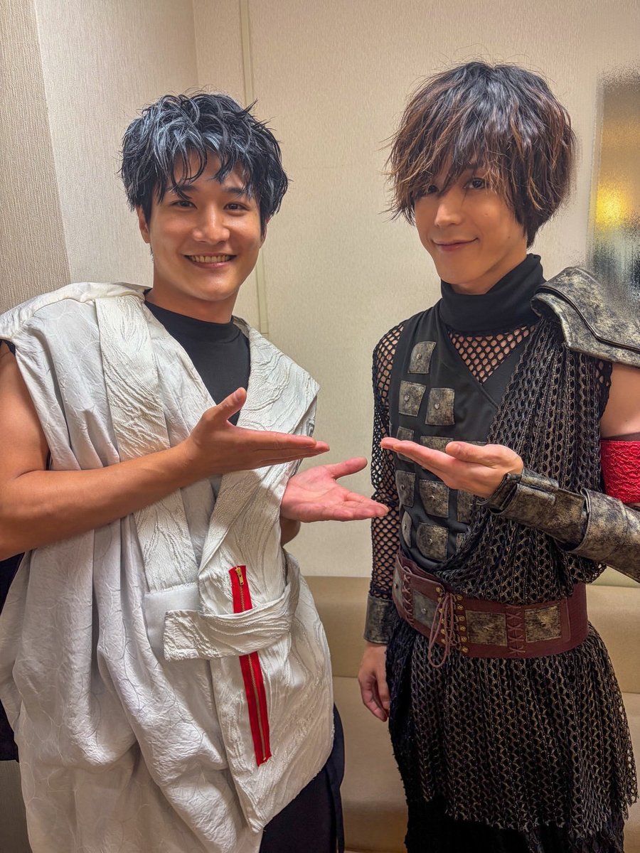 Uchida_Masaki05's tweet photo. お疲れ様です！！！！
将綺です！！🔥

舞台「#礎の響 」が幕を開けて、1週間が経ちました。

今日も素晴らしい景色をありがとうございます。

明日からは1日1公演が続きます。

頭からつま先まで研ぎ澄まし、戦います。

今日は、服部半蔵を演じる、本田礼生さんと📸
柔らかく温かい人となりから生まれる、説得力と圧倒的なプロフェッショナル。
学びしかありません。

今日も今日で！！！！

文月の尻拭いに協力してくださった方々、誠にありがとうございました！
@honda_reo