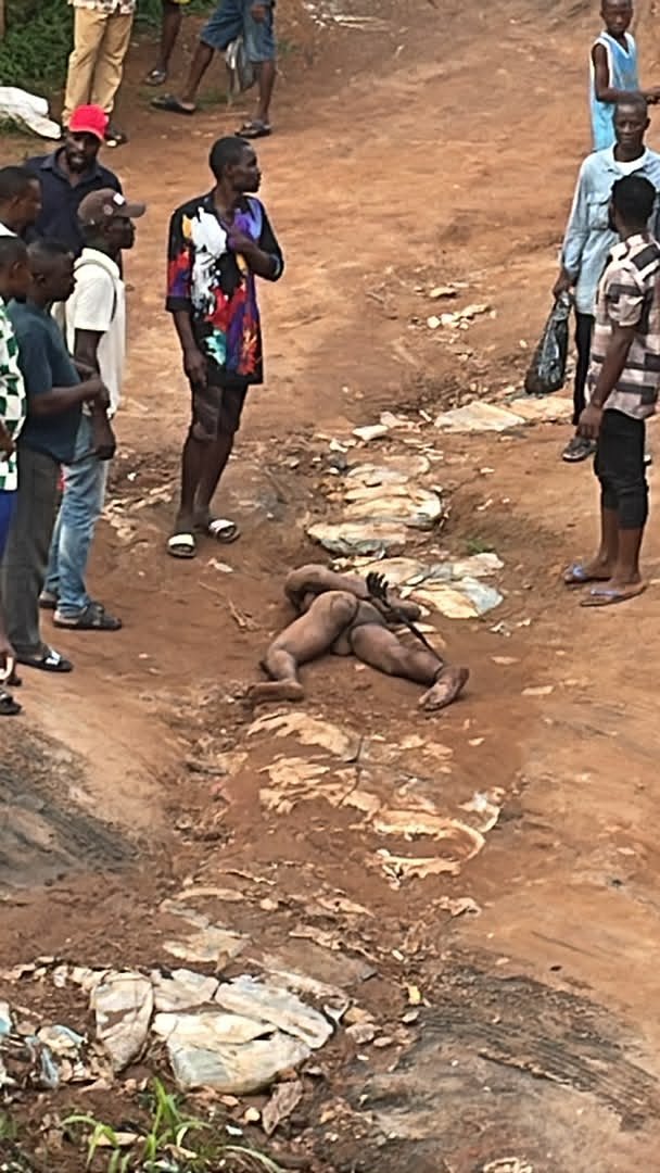 _dfwAlpha's tweet photo. werey wan play dead, as they pour molten rubber for he body na once he stand up 😂😂 https://t.co/Sh9G2Hkxr8